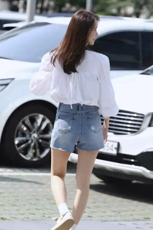 林允儿机场街拍忘记p图凉鞋搭长袜不算啥这腿型才叫真实