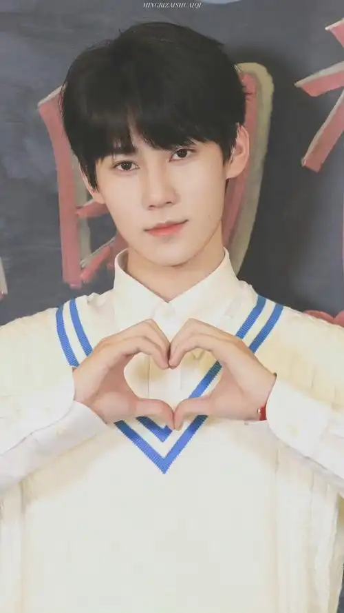 张真源:小年夜真8715祝团圆! 两只手比牛角也太可爱了!__财经头条