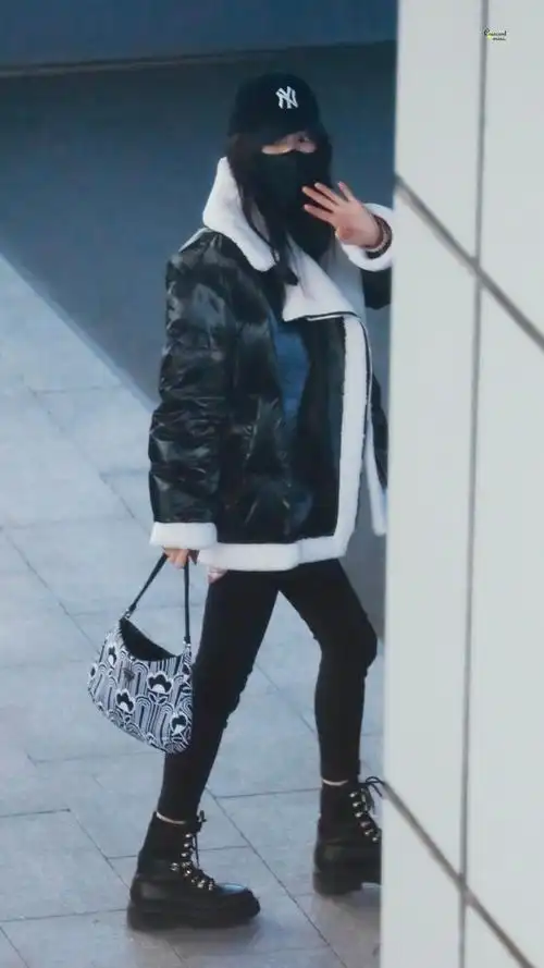 杨幂今日份机场饭拍图黑色毛绒夹克马丁靴