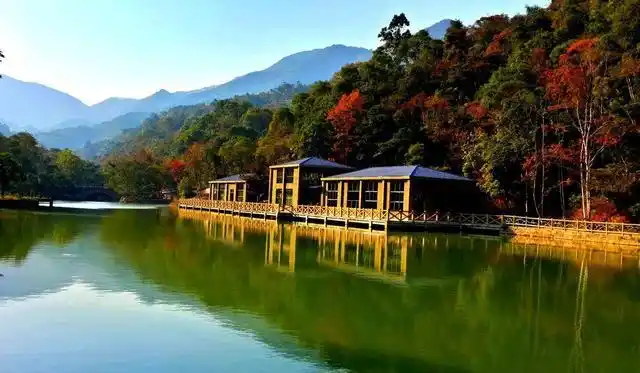 玩的景点有:莱茵河休闲农庄;崇林世居;川龙峡漂流;五矿·哈施塔特旅游