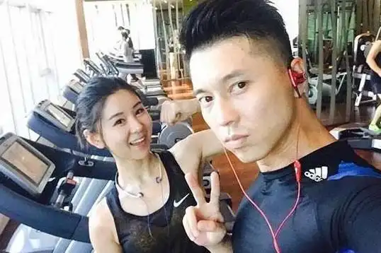 带你看看王雷住的豪宅,家里吉他就好几把,经常跟老婆运动健身