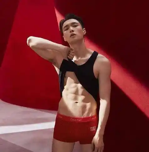 张艺兴公开衣服策划,姿势大胆撩衣秀身材,网友表示太不雅_身体_品牌