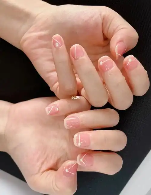短指甲的福利夏日清透美甲