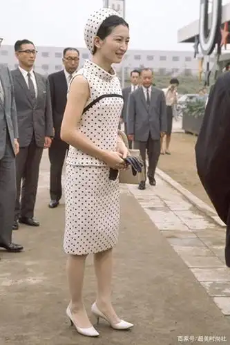 日本皇室穿衣规矩多,86岁美智子造型多年不出错,曾是国民偶像