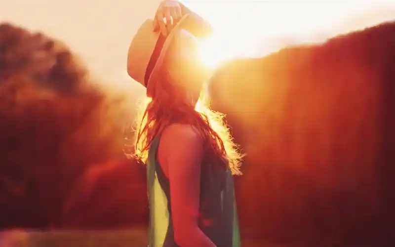 欧美美女逆光高清唯美意境壁纸