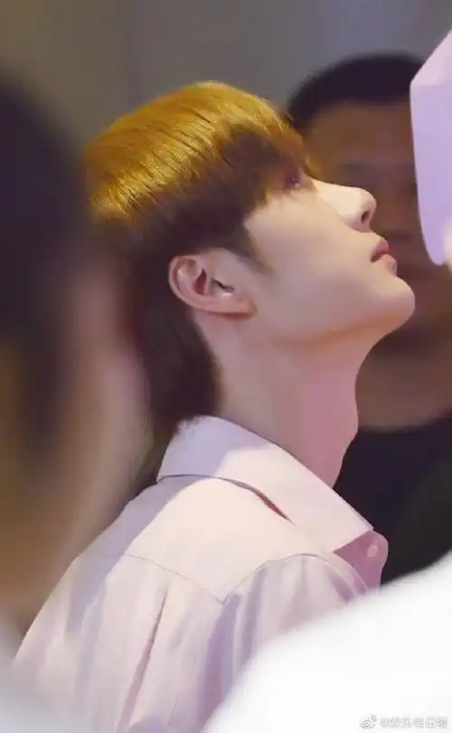 王一博侧颜好绝