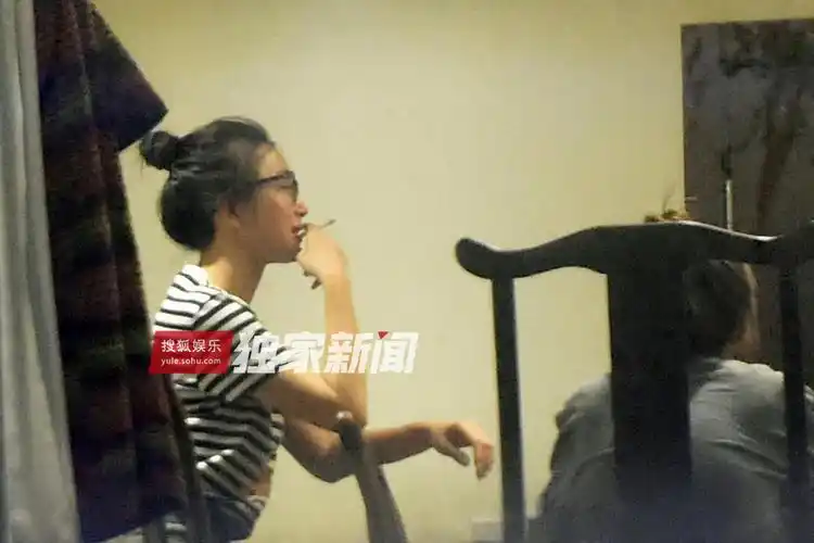 秦岚深夜素颜会友烟不离手嗨聊大笑