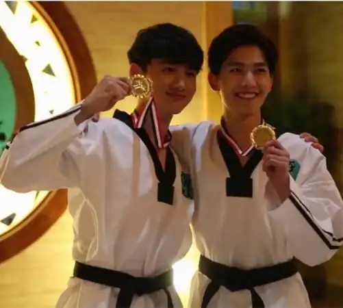 【图】白敬亭和杨洋合照盘点 看两人如何"夺草"