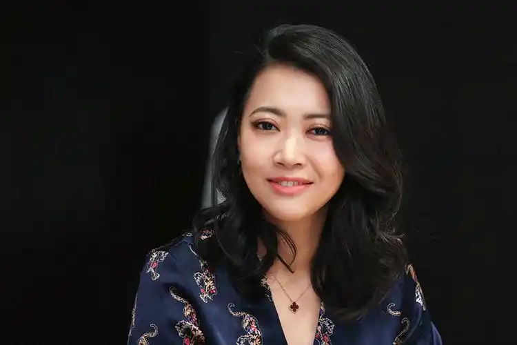 代表作:路虎 全新一代发现●国籍:中国栗璟瑶乌琳高娃2003年成为