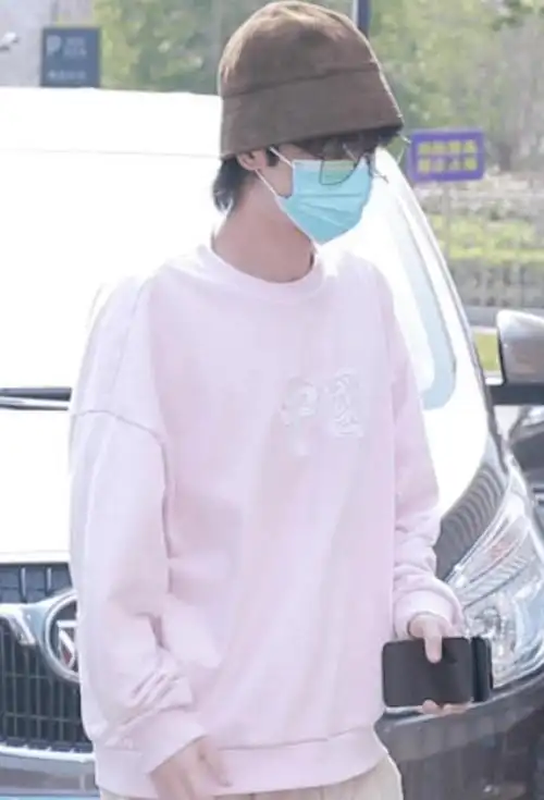 华晨宇不愧内娱精致男孩外出戴口罩还敷面膜难怪看着像20岁