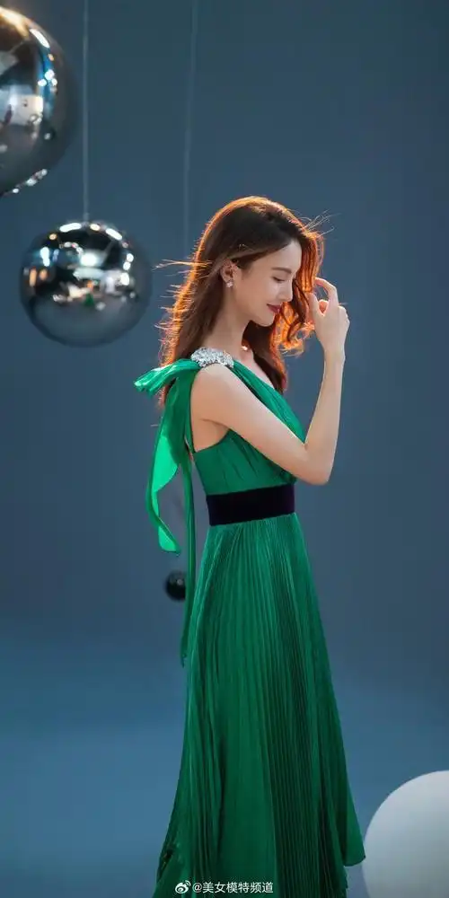 金晨壁纸绿裙轻舞柔美吸睛