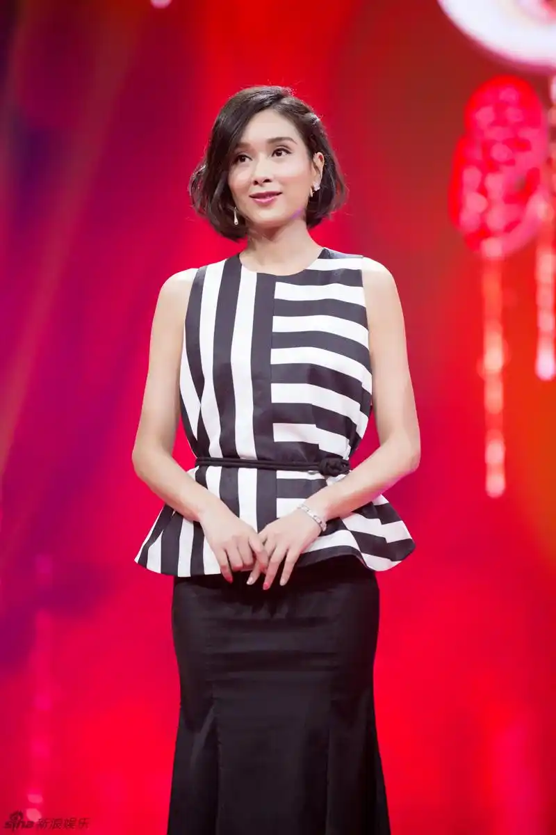 杨恭如作为综艺节目《百家姓》的首期嘉宾,担任姓氏明星队长,以靓丽