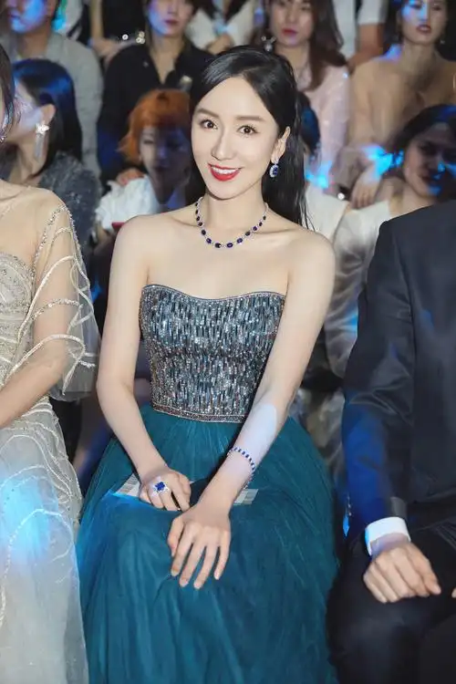 娄艺潇身穿蓝色抹胸裙亮相,气质优雅,真耀眼美人