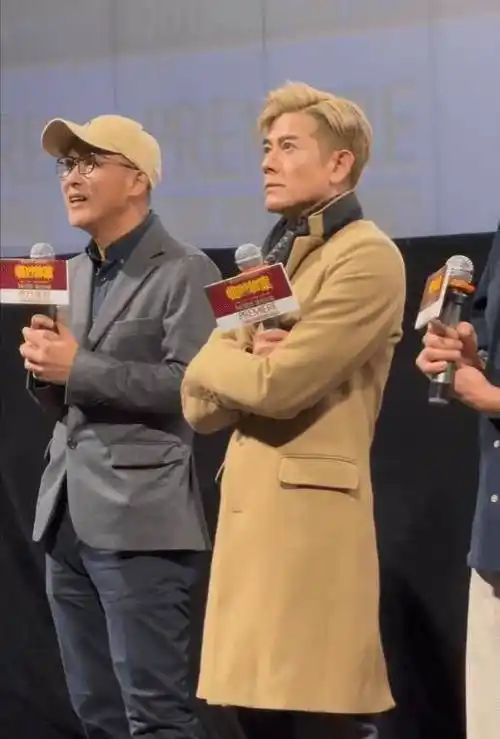 58岁郭富城获林家栋搀扶下楼梯,急忙甩开手,网友:怕被嘲像老人_生活