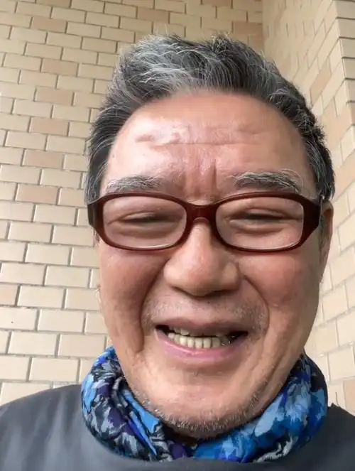 李立群祝自己70岁生日快乐,大口抽烟满脸享受,香烟管够说话有劲