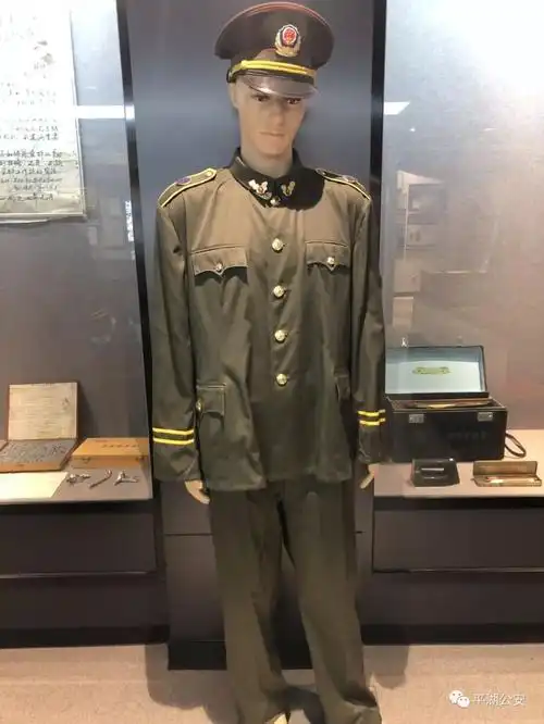 九九式1999年4月,公安部召开警服设计发布会,国内30家著名服装公司