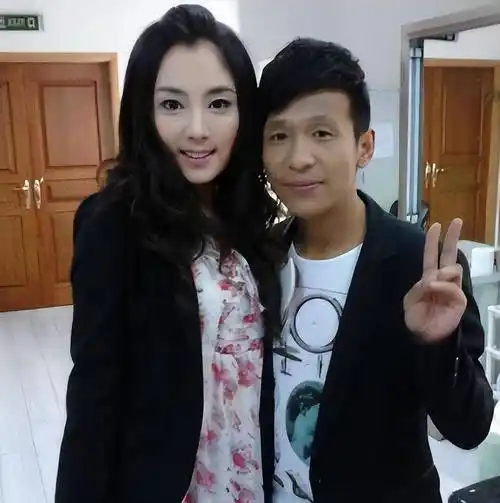 宋小宝二婚娇妻曝光,肤白貌美身姿妖娆,穿一身黑色基础款也好美