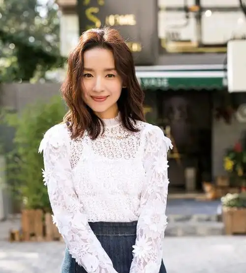 40岁的董洁不显老,穿白色镂空上衣配a字牛仔裙,轻松穿出高级感_造型