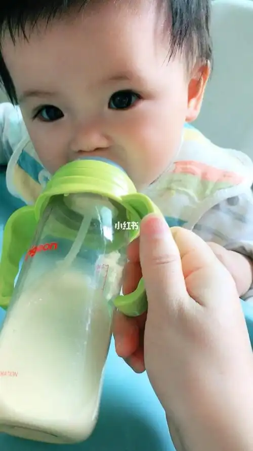 八个多月,第一次放吸管喝奶奶,宝宝虽然每次只能吸一点上来,但是她