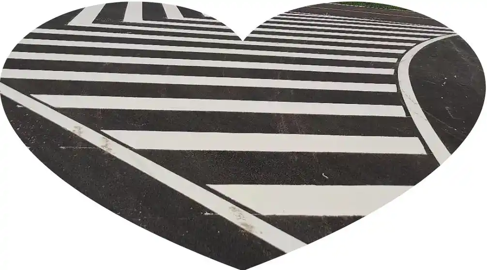 市政道路的十字路口在道路标线时设置左弯待转区线为白色虚线,用 - 抖