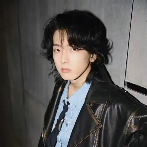 李庚希杨润泽被狗仔拍到搂腰,搭肩,捏pp,蹲在路边吃美食等亲密互动