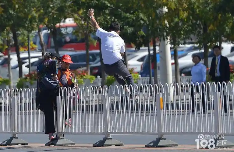 市民游客在街头变身花式"跨栏"达人 腿长你就赢了
