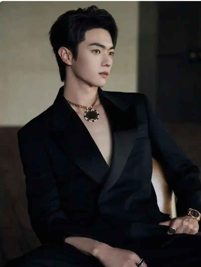 许凯深v低胸西装