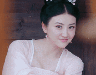 有时候被看做是城府的一种表现,但在景甜这里,那是真的没什么表情