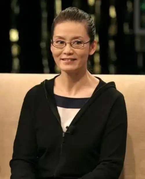 被潘虹的老年状态惊艳到:69岁头发花白,穿衣极简却高级有气质