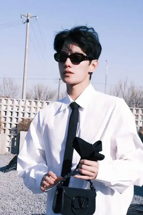 阳光正好的杨洋～白衬衫牛仔裤也能很潮  #杨洋清瘦了不少