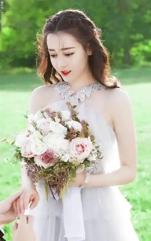 身着婚纱的她绝对是人们心中最美的新娘,一起盘点热巴婚纱造型哪一身