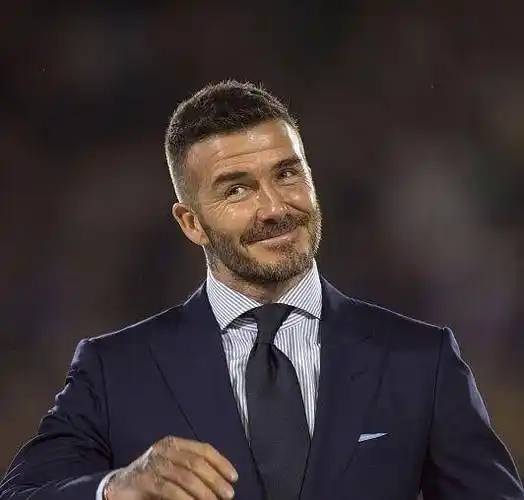 贝克汉姆一袭西装奔跑在足球场,勾勒出倒三角,身材比例让人羡慕_显得