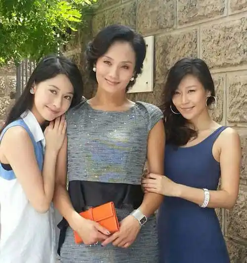 儿子是当红明星,女儿是奥运冠军,51岁的她是真正人生赢家_李颖_三毛