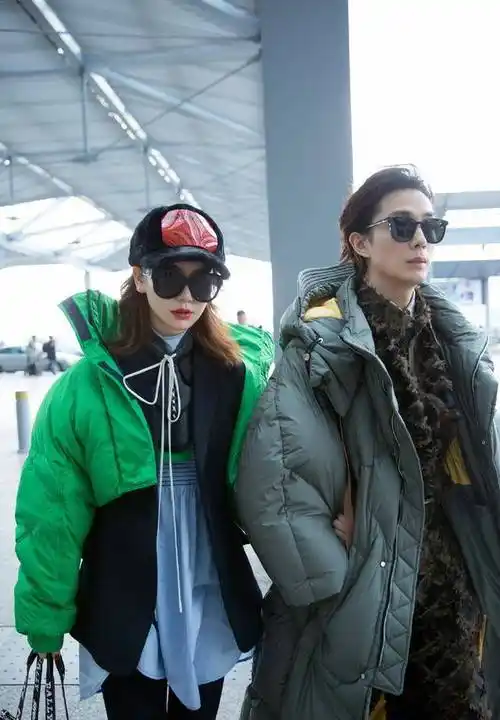 戚薇与老公走机场秀恩爱,身穿厚棉服走路都带风,这狗粮撒的可以_气质