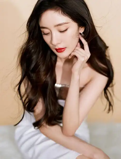 组图:杨幂一袭白色抹胸长裙优雅迷人 波浪卷发披肩红唇吸睛