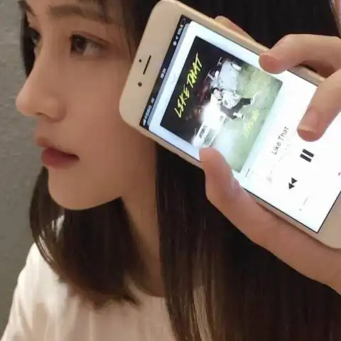 qq头像女生拿手机超清好看的女生拿手机qq头像图片