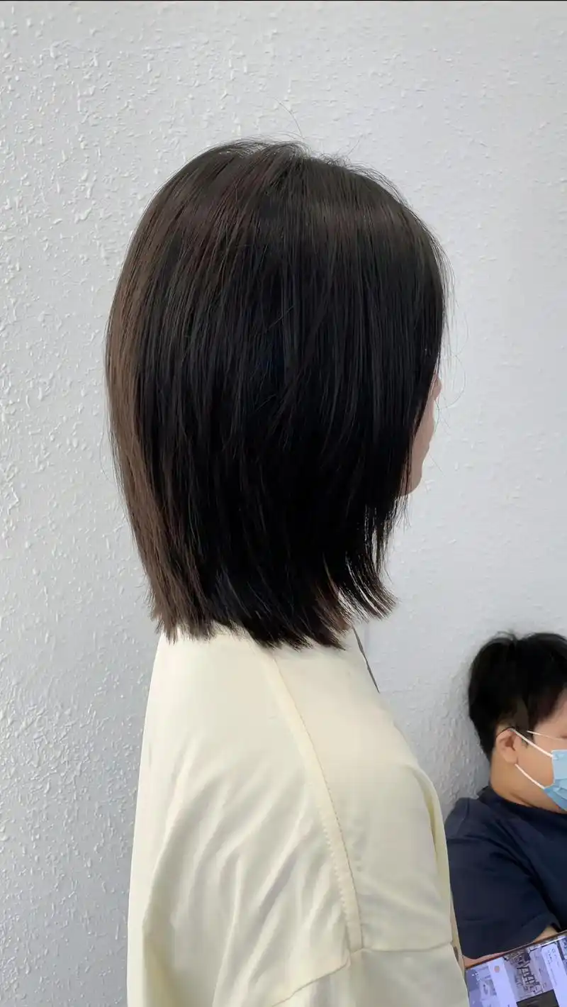 适合方圆脸女生都可以剪的高层次锁骨短发.