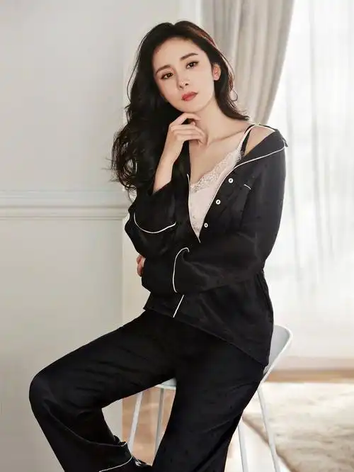 杨幂性感写真曝光大秀好身材 穿舒适居家服网友吐槽穿太多