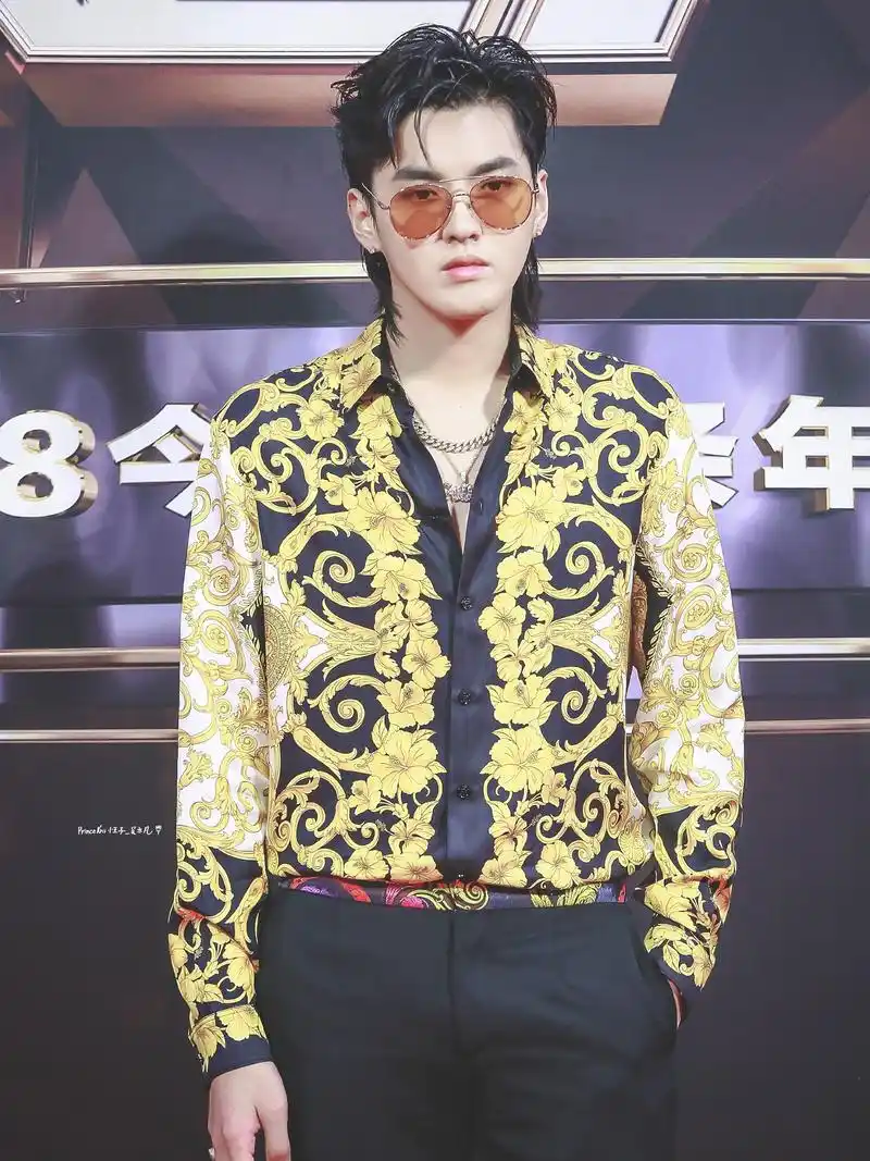 吴亦凡又出新造型,靠一件花衬衫压轴出场,网友:一般人不敢穿!
