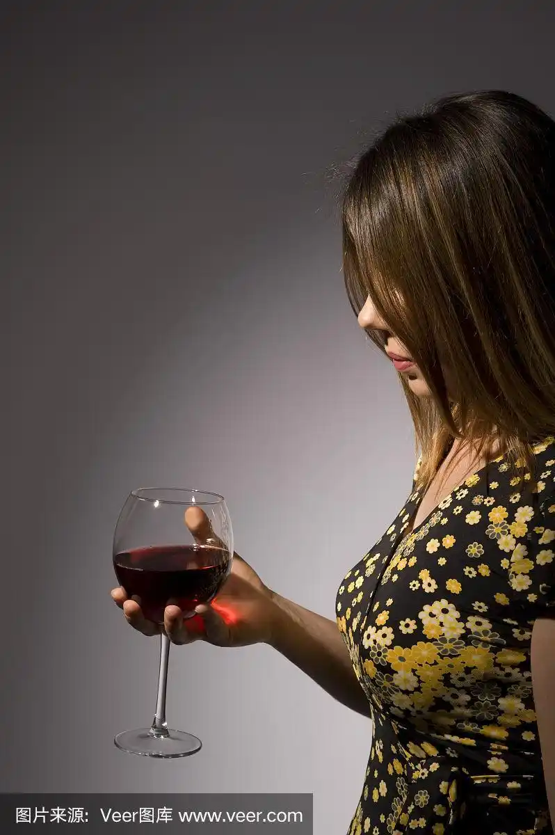 女人喝酒