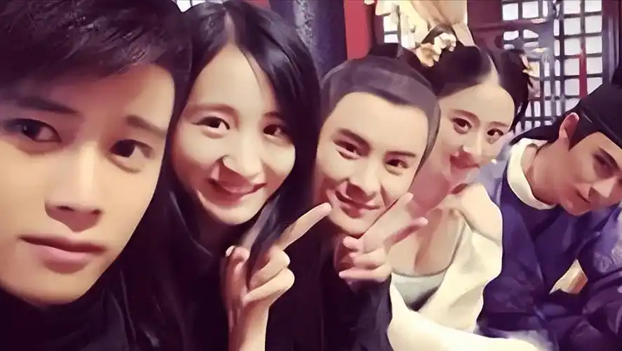 演员聂欢,陪任嘉伦从无到有,10年来的选择令人泪目!_艾伦_事业_感情