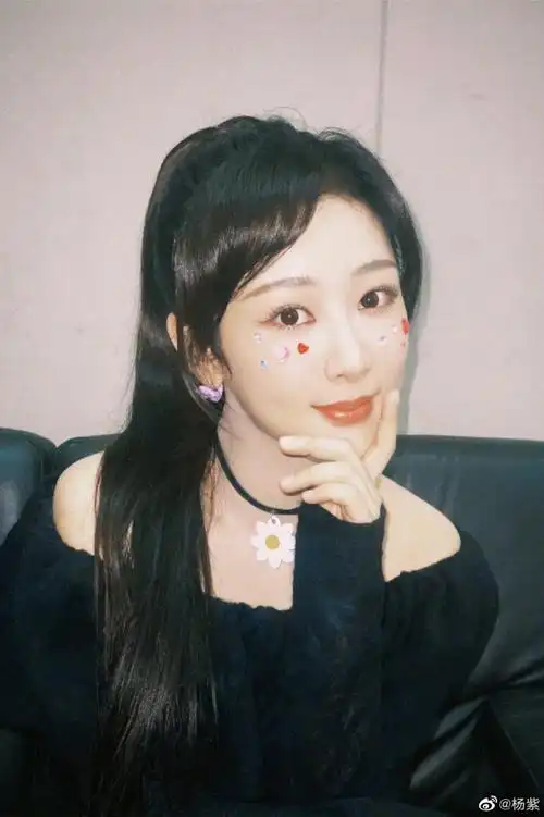 杨紫穿一字肩扎高马尾嘟嘴拍照俏皮可爱