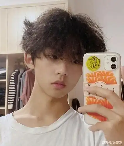 娃娃脸的弟弟,个性的发型,爱自拍的00后,长大后又是一大帅哥!