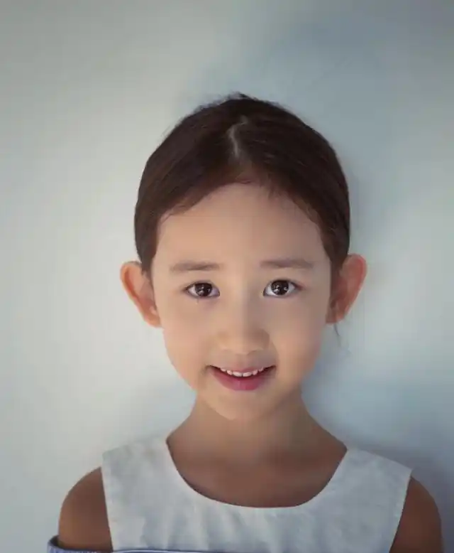 孙莉晒照为小女儿庆生,8岁黄少艾已有明星脸,多多