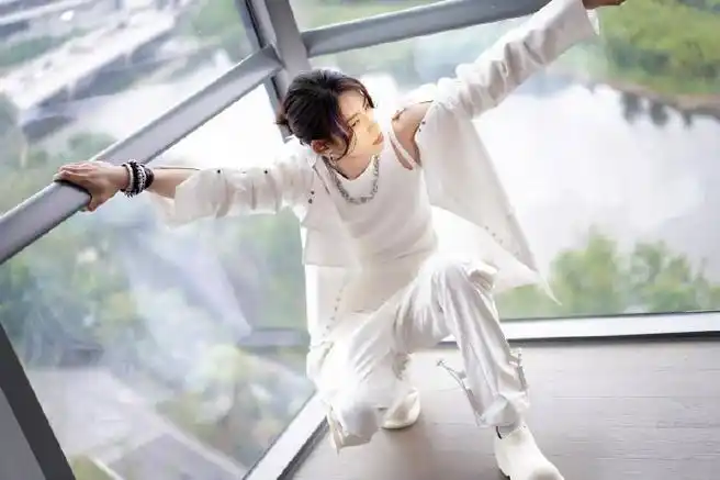 小鬼蓝色挑染发型##小鬼纯白造型