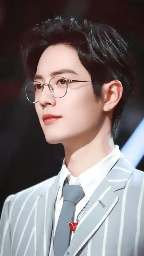 肖站戴眼镜的样子把女人的活色生香演绎的淋漓尽致,男人看都爱_肖战