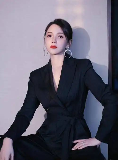 穿一身米色职业装,知性优雅显气质_黑色_女性_女明星