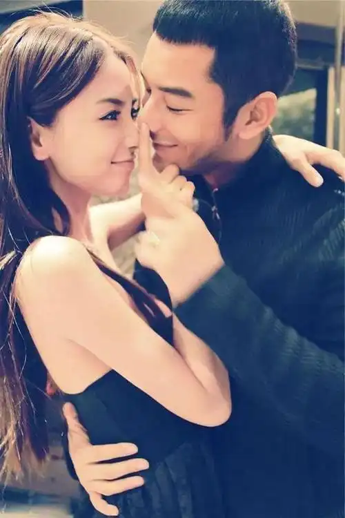 黄晓明杨颖已经分开情人节无互动元宵节baby和男友人海边漫步