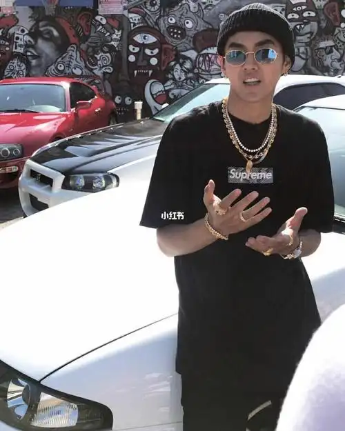 吴亦凡,大金链子脖上挂_吴亦凡_娱乐_明星娱乐资讯