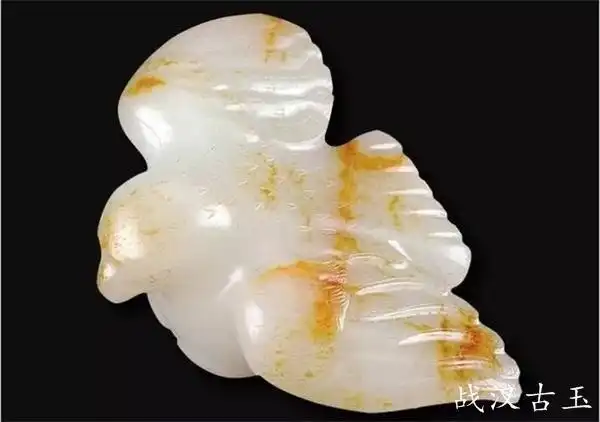 这件石家河文化玉鹰出土自湖北天门肖家屋脊,造型为一只展翅翱翔的鹰.